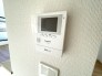玄関に設置する子機にカメラが搭載されているインターホンです。室内から訪問者や外の様子が確認できるので安心。周囲が暗くなってもLED照明が点灯して外の様子を確認可能。