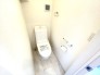 ■ウォシュレット付きトイレ
洗浄機能・脱臭機能を完備、開口窓も設け清潔な室内にすることが可能です。
また温水洗浄便座は、デリケートな皮膚などを清潔に保つことができ、便座も温度調節ができるので、寒い冬も快適にトイレに座ることが可能。