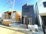 お洒落な外観に、玄関先は屋根があるので雨の日でも濡れません。
