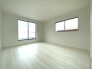 バルコニーへ直結した居室は、自然光をたっぷり取り入れることができます。大きな窓やスライディングドアを通じて、明るく開放的な空間が提供されます。

