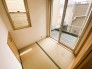 リビング横にあるタタミコーナ。
お庭に出ることができます。