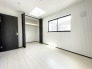 1号棟 2階洋室6帖のお部屋は、天窓があるため開放感を感じられます。