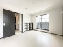 1号棟 2階洋室7.2帖のお部屋にはお洒落な備え付けの棚があり、南向きで陽当たり良好なバルコニーに出られます。