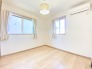 洋室約５．０帖は２面採光のとれた明るいお部屋。また、全居室収納を完備しておりますのでお部屋を最大限に広くご利用いただけます。