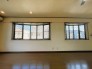 出窓は部屋に自然光を取り込むのに効果的です。部屋全体が明るく照らされるため、居住空間全体が明るく開放的に感じられます。