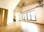 大きな窓が特徴のリビングルーム
天井が高いため開放感を感じることができます♪