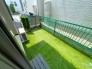 LDK横には、人工芝のお庭がございます。休日にお子様用のプールを出して縁側で日光浴などしても良いですン。簡易的な家庭菜園もできそうですね。