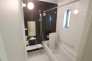 浴室は白を基調とした中に、黒色の壁を採用することで、明るい上で落ち着く空間を実現しております。日々の疲れをこちらの浴室で癒してくださいませ。