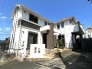 迫力のある住宅ですね。2017年頃に外壁塗装工事を行っておりますので、比較的綺麗な外観を保たれております。