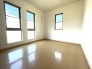 こちらのお部屋には大きな窓が２つございます。また、全部屋角部屋となっておりますので、２面採光を実現している点も良いですね。