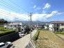 前面道路のお写真になります。奥には山々が見える閑静な住宅街に位置しておりますが、「秦野」駅まで徒歩１３分とアクセスも比較的良い住宅です。夢のマイホームにこちらの住宅をいかがでしょうか。