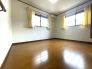 1階洋室6帖のお部屋はクローゼット収納付きで、2面採光のとれた明るいお部屋です。