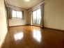 2階6.8帖洋室のお部屋はクローゼット収納付きで、2つの部屋を行き来できる続きバルコニーに出ることができます。