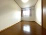 2階5.2帖洋室のお部屋はクローゼット収納付きです。