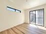 1階洋室5.25帖のお部屋。南向き庭先約3mあるお庭に出ることが可能です。
