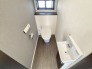 ウォシュレット付きのトイレは１階と２階の各階に完備しております。新築ならではの清潔感と快適さを体現。家族全員が快適に利用するため、一人一人が落ち着ける大切な場所です。