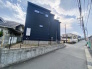 比較的至近に高い建物が少なくなっており、前面は交通量の少ない道路となっております。
