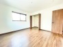 1階洋室8帖のお部屋。全居室2面採光のとれた明るいお部屋となっています♪