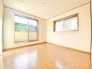 二面採光がとても気持ちのいいお部屋です。全居室収納を完備しているのに加え、全居室二面採光な点も非常におすすめポイントとなっております。お部屋が明るいと自然と気持ちまで明るくなってきそうです。