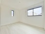2階洋室5.25帖おお部屋。クローゼット収納があるため、空間を最大限活用していただけます。