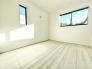 2号棟 2階洋室5.25帖のお部屋。各居室収納付きのためお部屋を最大限有効活用していただけます。