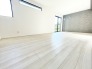2号棟 リビングにはアクセントクロスが使用されており、お洒落な空間となっています。