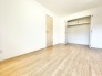 4号棟 2階洋室6.37帖のお部屋。2面採光の取れた明るいお部屋です。