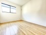 4号棟 2階洋室5.25帖のお部屋。各居室収納付きのためお部屋を最大限有効活用していただけます。