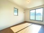 2階洋室6.5帖のお部屋。南バルコニーから日差しが入るため、日中は明るいです◎