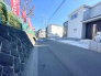 前面道路は比較的車通りが少ないため、落ち着いて駐車していただけます。