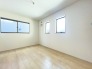 1階洋室6.5帖のお部屋。各居室収納付きのため、お部屋を最大限有効活用していただけます。