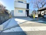 前面道路は比較的車通りが少ない為、落ち着いて駐車していただけます。