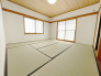 2階和室8帖のお部屋から南向きバルコニーに出ることができます。