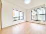 2階洋室6.5帖のお部屋から南向きで陽当たり良好なバルコニーに出ることが出来ます。