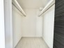 2階8帖のお部屋には広々ウォークインクローゼット収納があります♪お部屋を常にすっきりとお使いいただけます。