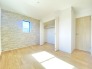 2階洋室6.5帖のお部屋にはアクセントクロスが使用されており、おしゃれな1部屋となっています。