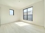 1号棟 2階洋室6.5帖のお部屋からバルコニーに出ることが出来ます。