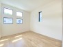 2階洋室5.25帖のお部屋。おしゃれな小窓が５つありお部屋を明るく照らしてくれます。
