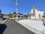 1号棟 開放感ある前面道路。幅員４m