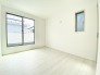 南向きで陽当たり良好なバルコニーに面した明るいお部屋です。