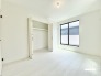 2階洋室6帖のお部屋からバルコニーに出ることができます。