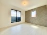 2階洋室7帖のお部屋は、アクセントクロスが使用されていておしゃれな一部屋となっています。
