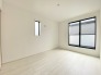 5号棟 2階洋室9帖のお部屋からは南側バルコニーへ出ることができます。