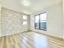 1号棟 2階洋室7帖の主寝室はアクセントクロスが使用されており、おしゃれな一部屋となっています。