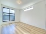 1号棟 2階洋室6帖のお部屋。南向きで陽当たり良好なバルコニーに出ることができます◎