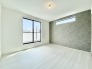 4号棟 2階洋室7帖のお部屋にはアクセントクロスが使用されていて、おしゃれな一部屋となっています。