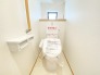 D号棟 ウォシュレット付きのトイレは１階と２階の各階に完備しております。新築ならではの清潔感と快適さを体現。家族全員が快適に利用するため、一人一人が落ち着ける大切な場所です。