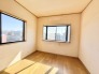 2階洋室約6帖のお部屋。
南側2面採光のとれた明るいお部屋です。