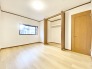 2階洋室7帖/隣の部屋と行き来することが出来るワイドバルコニーに出られます。