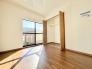 2階洋室6帖のお部屋。
こちらから南向きのバルコニーに出ることができます。